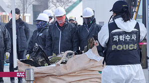제주항공 참사 유족 "사고 현장서 유해 추정 물체 10여 점 발견"