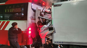 밤 고속도로서 '쾅'&hellip;버스 들이받은 화물차 운전자 숨져