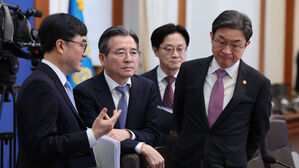 청와대, 정책실장 주재 '신속 추경 논의' 관계부처 회의