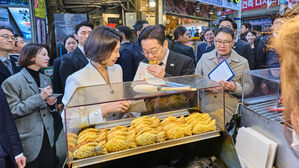 이 대통령, 창원 반송시장 방문&hellip;상인 매출 묻고 장보기도
