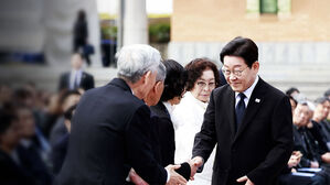 첫 '3&middot;15 기념식' 참석&hellip;유족에 공식 사과도