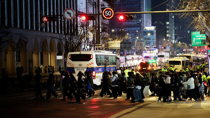 안전사고 없었다&hellip;"웅장한 귀환" 외신 호평