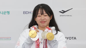 한국 스포츠사 새로 쓴 김윤지 기자회견&hellip;"계주 멤버 찾습니다!"