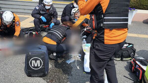 자기 몸에 불 붙이더니&hellip;"세금을 왜!" 세무서 앞 분노