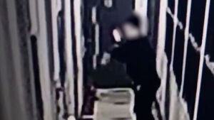 현관문 앞 마스크 쓴 남성&hellip;"사냥하겠다"던 뜻밖의 정체 