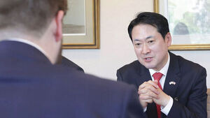 '미 차관보 면담'은 거짓&hellip;고민 3시간 만에 "사퇴 불가"