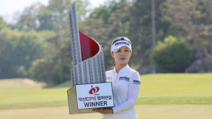 우승 트로피 든 이예원 (사진=KLPGA 제공, 연합뉴스)