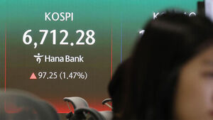 코스피, 장중 6,700선 첫 돌파&hellip;사상 최고치 또 경신