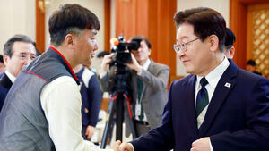 이 대통령, 처음으로 청와대서 '노동절 기념식'&hellip;양대노총 참석