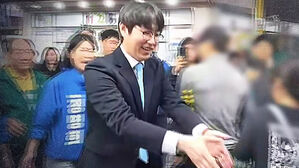 악수 후 손 탈탈 턴 하정우&hellip;"유권자 벌레 취급" 논란