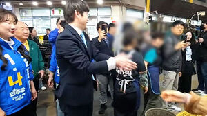 "손 털며 유권자 벌레 취급"&hellip;"저려서 무의식적으로"