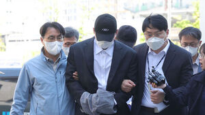 4일 오전 경기도 남양주시 의정부지방법원 남양주지원에서 김창민 영화감독 상해치사 사건 피의자(가운데)가 구속 전 피의자 심문(영장실질심사)을 위해 법정으로 이동하고 있다. 