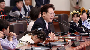 이 대통령, 청와대 초청 어린이들과 '어린이 국무회의' 체험