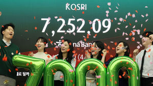 코스피가 7천을 돌파한 6일 서울 중구 하나은행 본점 딜링룸에서 직원들이 축하 세리모니를 하고 있다.