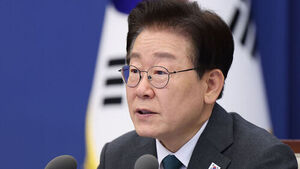 이 대통령 "원시적 약탈금융, 서민 목줄 죄어&hellip;해결 방안 찾겠다"