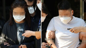 약물을 탄 술로 남편을 살해하려 한 혐의를 받는 태권도장 직원(왼쪽)과 공범 관장이 9일 오후 구속 전 피의자 심문(영장실질심사)이 끝난 뒤 인천지법 부천지원을 나서고 있다.