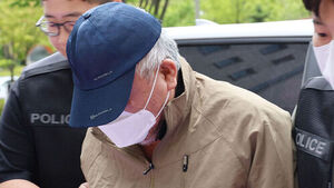 "왜 말대꾸해" 노래방서 흉기 휘둘러 지인 2명 사상&hellip;60대 구속