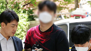 '돈 받고 현관문 테러' 보복 대행 20대 구속&hellip;"도주 우려"