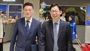 박윤주 외교부 1차관(오른쪽)이 18일(현지시간) 워싱턴DC 인근 덜레스 국제공항을 통해 미국에 도착했다. (사진=연합뉴스)