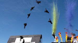 "무려 10층 높이"&hellip;하늘로 솟구친 오토바이?