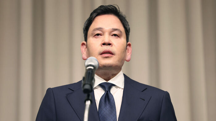 정용진 신세계그룹 회장이 26일 서울 강남구 조선팰리스 호텔에서 스타벅스 '탱크데이' 논란과 관련 사과문을 발표하고 있다.