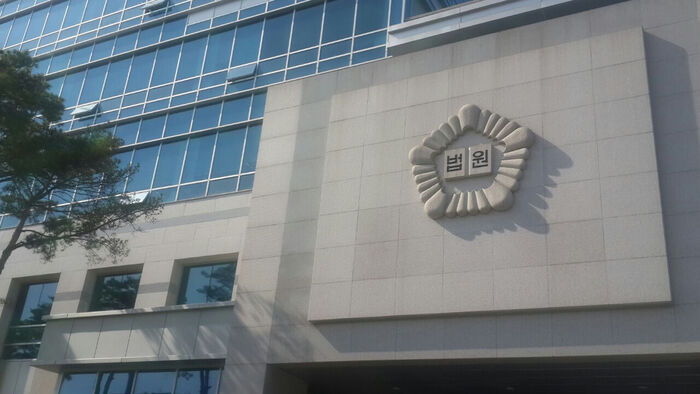 70-Year-Old Receives Suspended Sentence for Assaulting Acquaintance with Soju Bottle and Brick Over Canceled Song