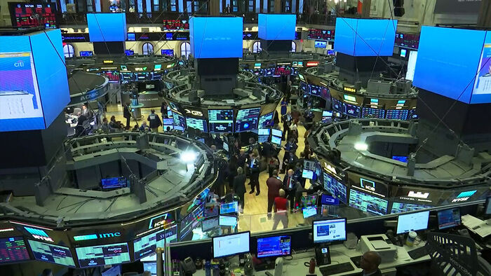 Nasdaq Rises 0.9% on Tech Rebound; Micron Shares Surge 9.9%