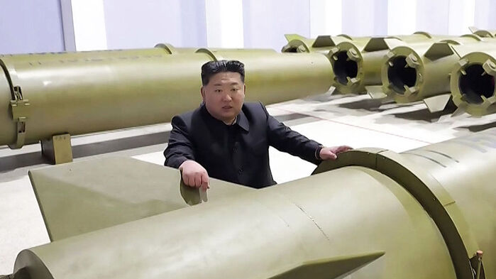 김정은 "미사일 정량 수요 대폭 늘어…생산 능력 5년 내 2.5배 확대"