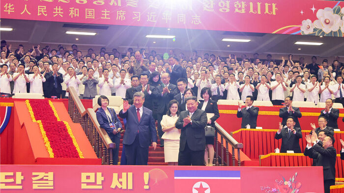 북한을 방문한 시진핑 중국 국가주석을 환영하여 지난 8일 평양체육관에서 공연이 진행됐다고 조선중앙통신이 9일 보도했다.