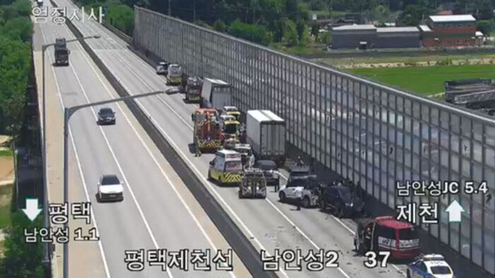8-Vehicle Pileup on Pyeongtaek-Jecheon Expressway Leaves 3 Injured