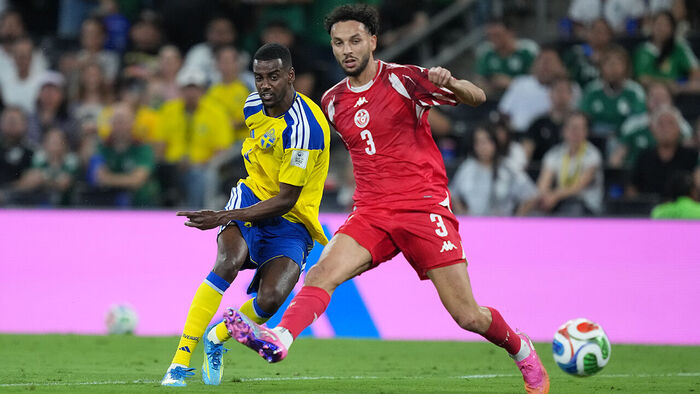 Sweden Thrashes Tunisia 5-1 to Take Group Lead as Isak and Gyökeres Shine