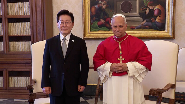 President Lee Meets Pope Leo XIV, Extends Invitation for Visit Next Year