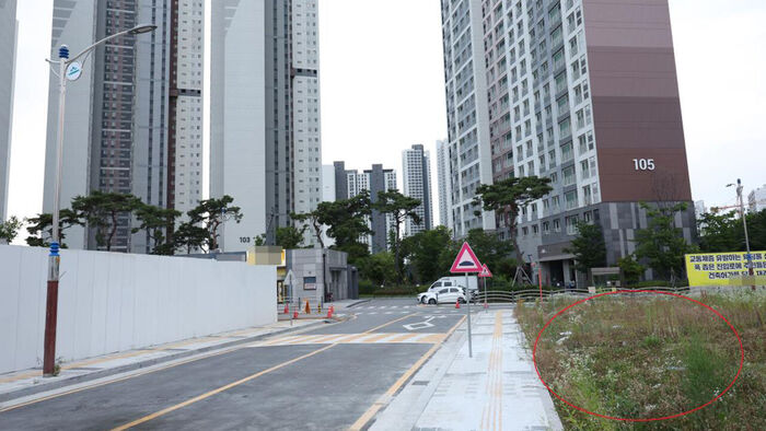 Residents Oppose Proposed Wedding Hall Near Apartment Entrance Over Traffic Concerns