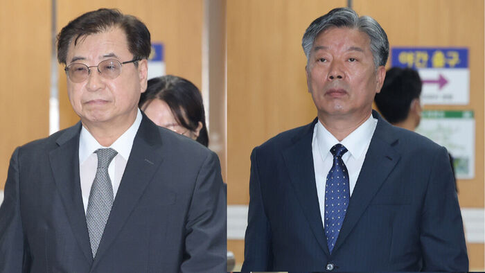 서훈 전 청와대 국가안보실장(왼쪽)과 김홍희 전 해양경찰청장이 16일 서울 서초구 서울고법에서 열린 서해 공무원 피격 사건 관련 2심 선고 공판에 출석하고 있다.