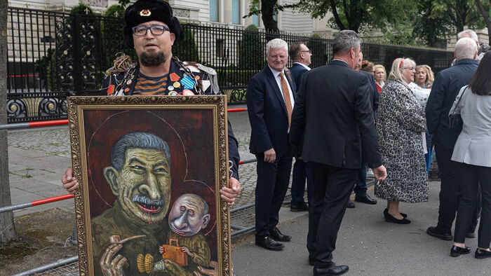 Russian Dissident Satirist Known for Putin Caricatures Assassinated in Poland