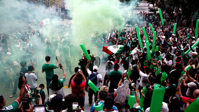 Mexico Arrives in Guadalajara with Fireworks and Provocative Chants