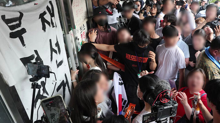 "나가라" 야유에 철수…체육관 진입 막은 여성 수사