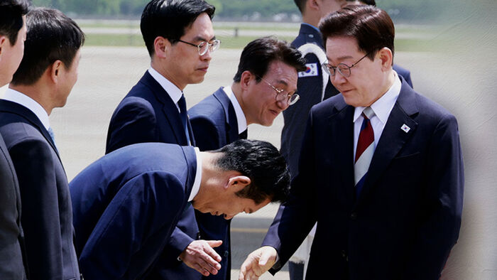Absent at Departure, Now a '90-Degree Bow' to President Lee