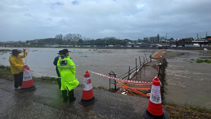 Heavy Rain of 207mm in Misiryeong, 23m/s Winds on Mt. Halla: Damage Reported Nationwide