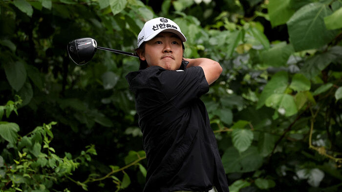 Kim Seong-hyeon Maintains Lead in 3rd Round of KPGA Hana Bank Invitational with 'Shot Eagle'