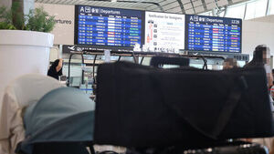 제주공항 100편 이상 결항&hellip;돌풍&middot;강풍 경보 동시 발효
