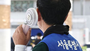 폭염에 쓰러질라&hellip;쪽방촌 홀몸 어르신 연락 안 되면 방문