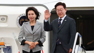 몽골 국빈 방문 일정을 마치고 귀국하는 이재명 대통령과 김혜경 여사가 11일(현지시간) 울란바타르 칭기즈칸 국제공항 공군 1호기에서 환송객들을 향해 인사하고 있다.