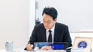 2호 정책 결재하는 안민석 경기도교육감 