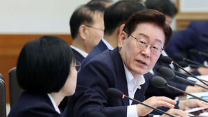 이 대통령 "장관부터 직원까지 소통 필요&hellip;계급장 떼고 토론해야"