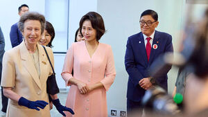 김혜경 여사와 영국 찰스 3세 국왕의 동생 앤 공주가 15일 서울 마포구 세이브더칠드런 코리아를 방문하고 있다.