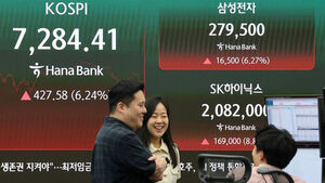 15일 서울 중구 하나은행 딜링룸에서 직원이 업무를 보고 있다. 이날 코스피는 427.58포인트(6.24%) 오른 7,284.41로 장을 마쳤다. 