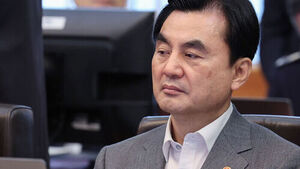 '군무이탈 의혹' 안규백 장관 고발인 경찰 출석&hellip;"병적자료 공개하라"