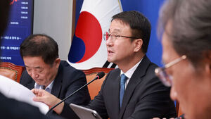 더불어민주당 한병도 대표 직무대행 겸 원내대표가 24일 국회에서 열린 최고위원회의에 참석해 발언하고 있다.