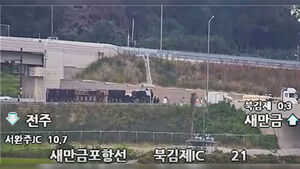 김제시 백산면의 도로에서 우회전하던 트레일러가 전도됐다.